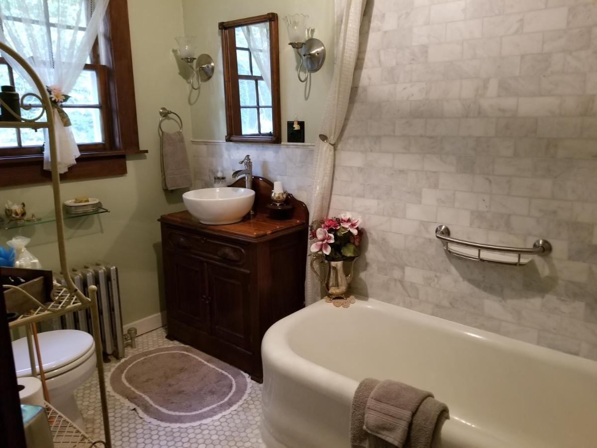 Almost Heaven Bed & Breakfast Уейнсвил Екстериор снимка