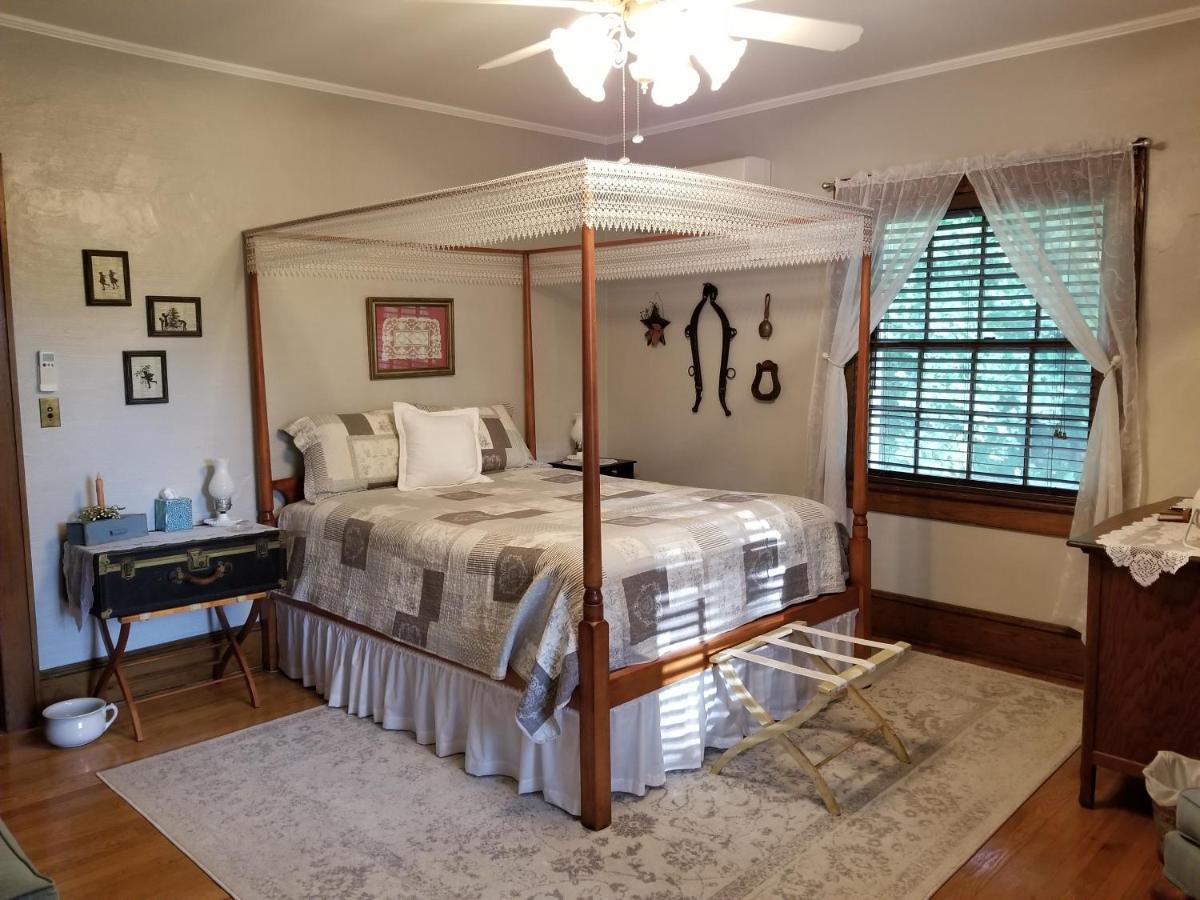 Almost Heaven Bed & Breakfast Уейнсвил Екстериор снимка