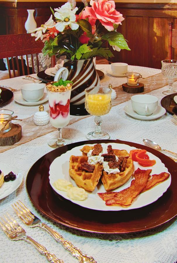 Almost Heaven Bed & Breakfast Уейнсвил Екстериор снимка