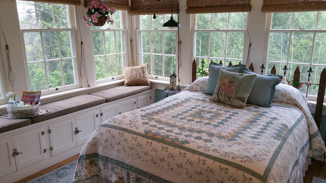 Almost Heaven Bed & Breakfast Уейнсвил Екстериор снимка