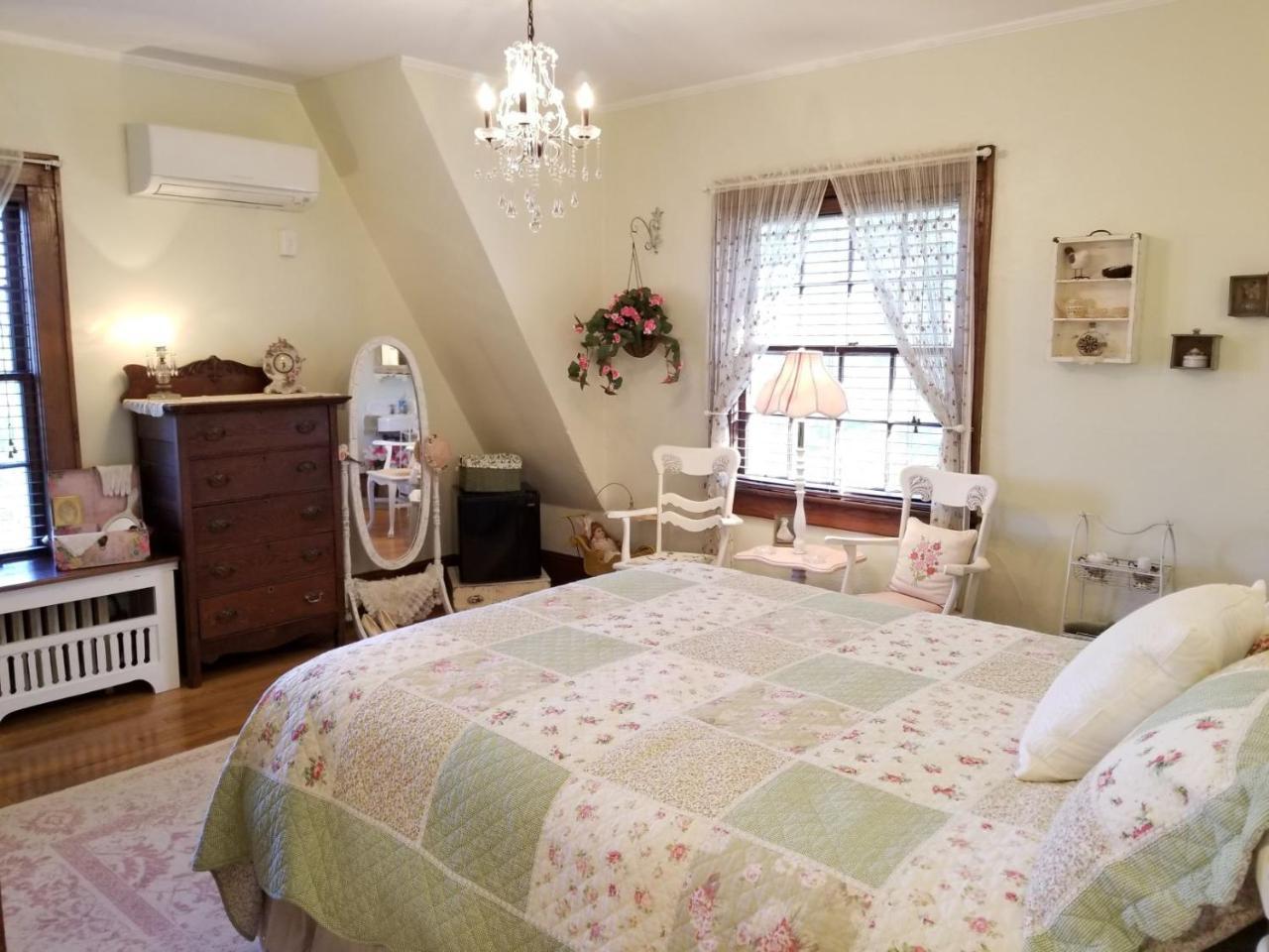 Almost Heaven Bed & Breakfast Уейнсвил Екстериор снимка